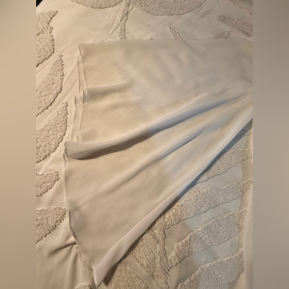 White flowy blouse - Picture 2 of 4